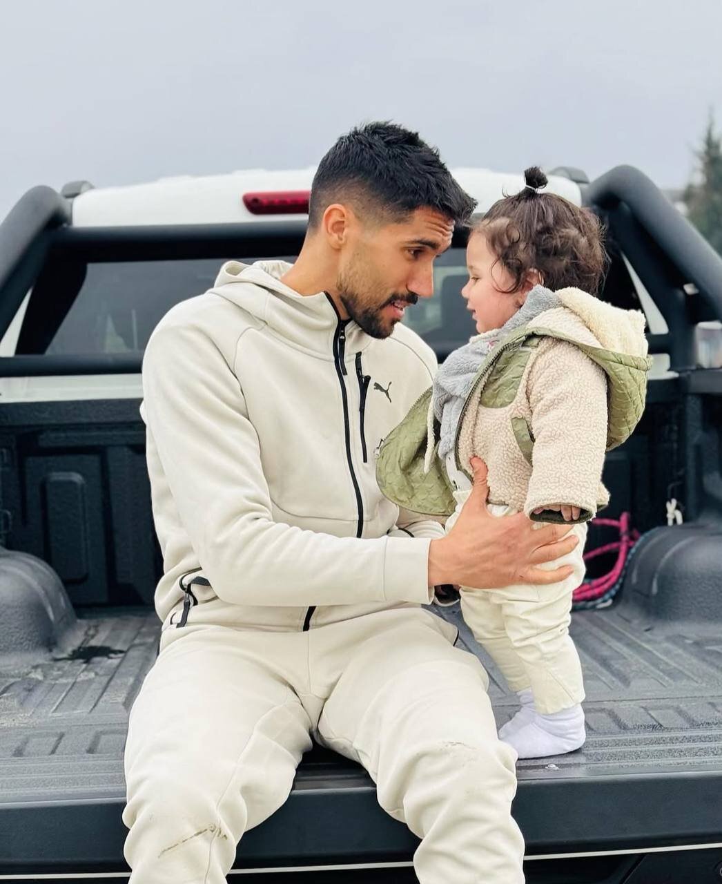 عکس | ژست بامزه حسین حسینی مقابل دخترش