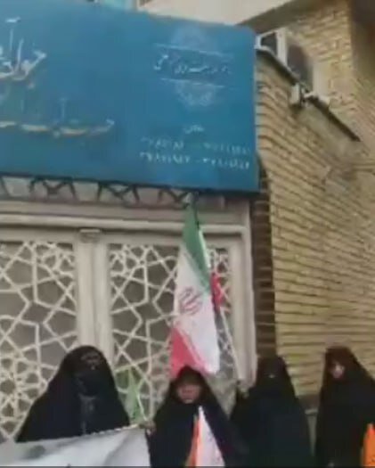 تصویری از تجمع زنان حامی قانون حجاب مقابل بیت آیت الله جوادی آملی/ آمدهایم تا اتمام حجت کنیم!