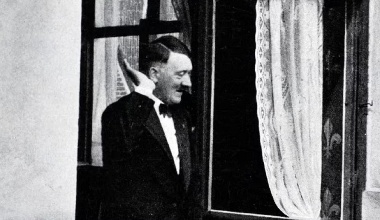 عکس تاریخی: «هیتلر» در کنار خودرو در مونیخ؛ سال ۱۳۰۱ عکس تاریخی: «هیتلر» در کنار خودرو در مونیخ؛ سال ۱۳۰۱