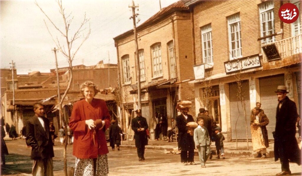 عکس | تصویری از یک زن آمریکایی مقابل داروخانه آلمانی در کرج در سال ۱۳۳۴ 