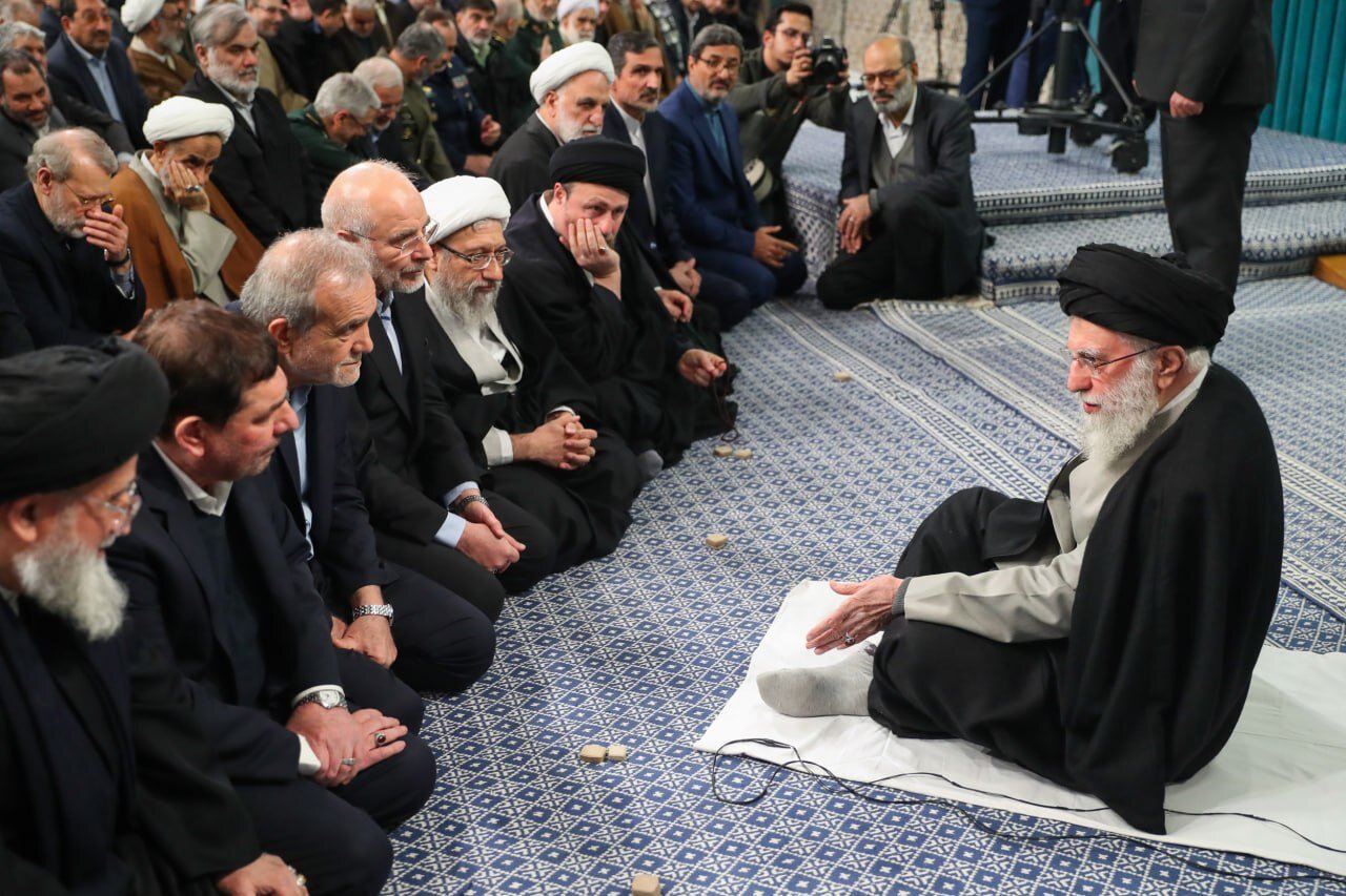تصاویری از گفتوگوی رهبر انقلاب با مسئولان هنگام نماز جماعت/ فرزین و مخبر هم بودند