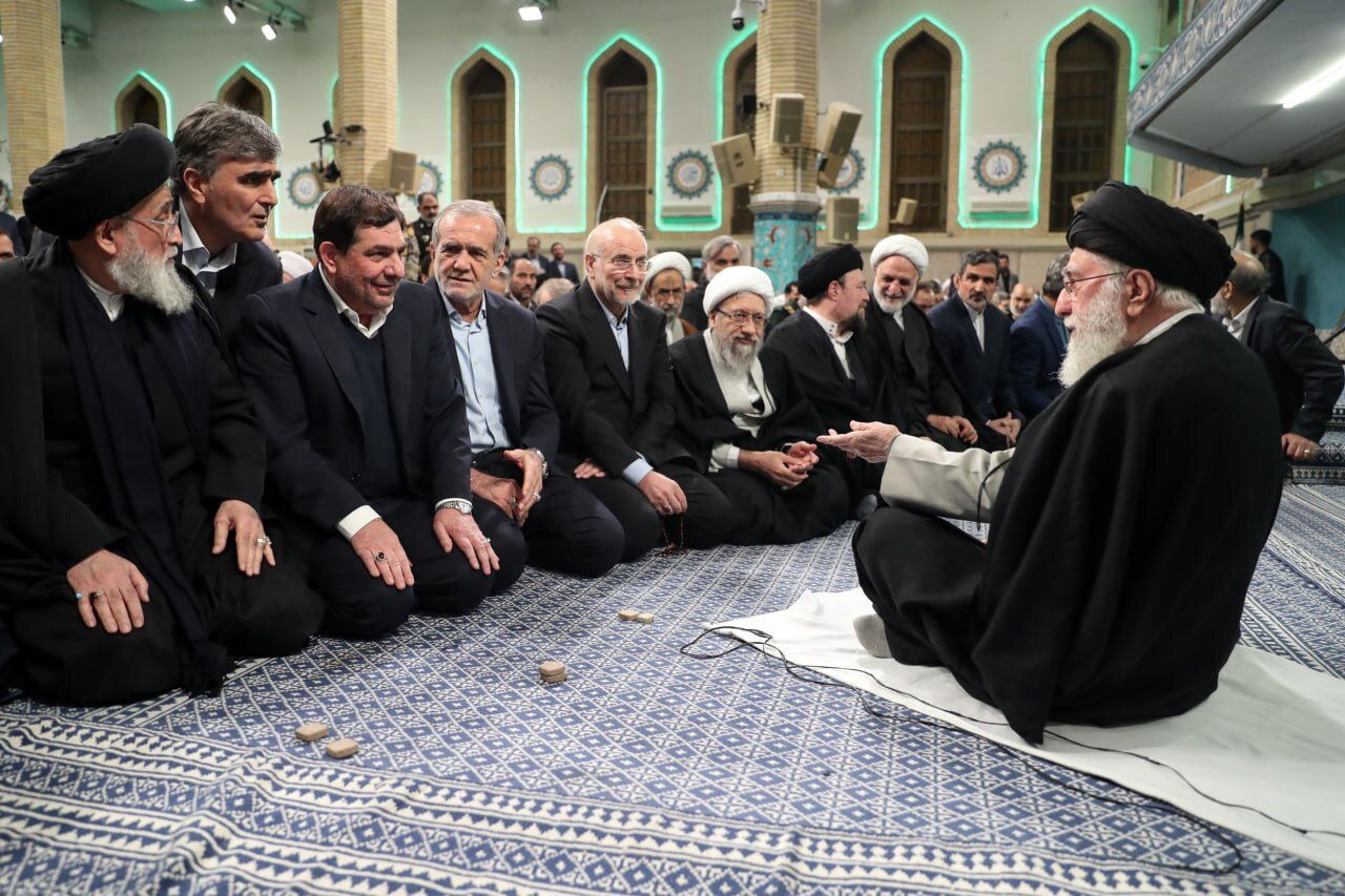 تصاویری از گفتوگوی رهبر انقلاب با مسئولان هنگام نماز جماعت/ فرزین و مخبر هم بودند