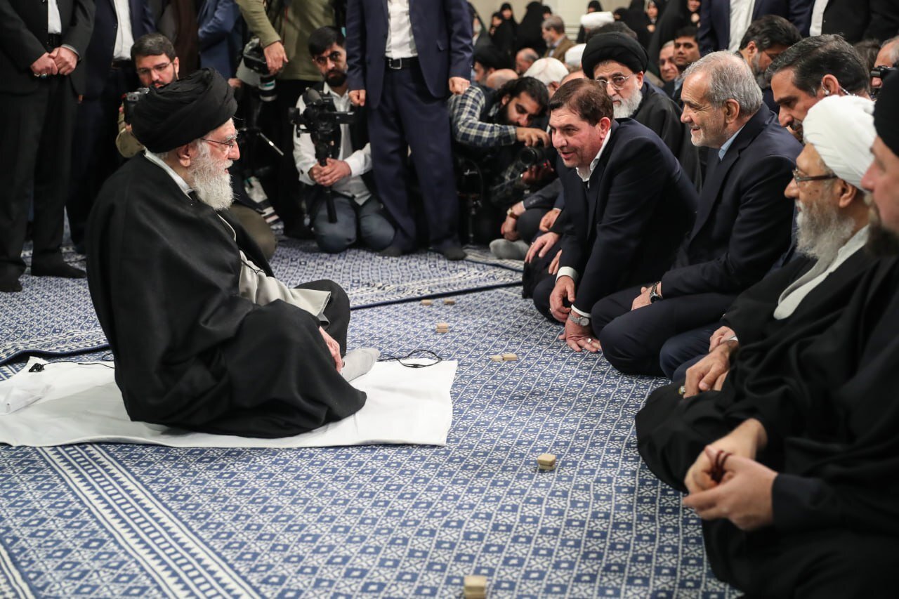 تصاویری از گفتوگوی رهبر انقلاب با مسئولان هنگام نماز جماعت/ فرزین و مخبر هم بودند