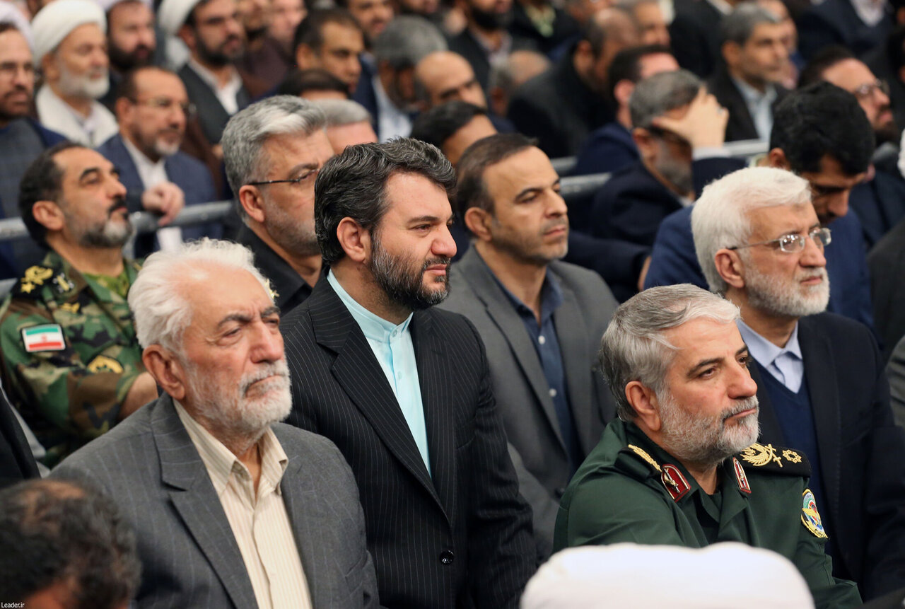 تصویری از سعید جلیلی، محمد غرضی و حجت الله عبدالملکی در یک قاب/ گفتوگوی سخنگو و رئیس دفتر رئیس جمهوری دولت سیزدهم