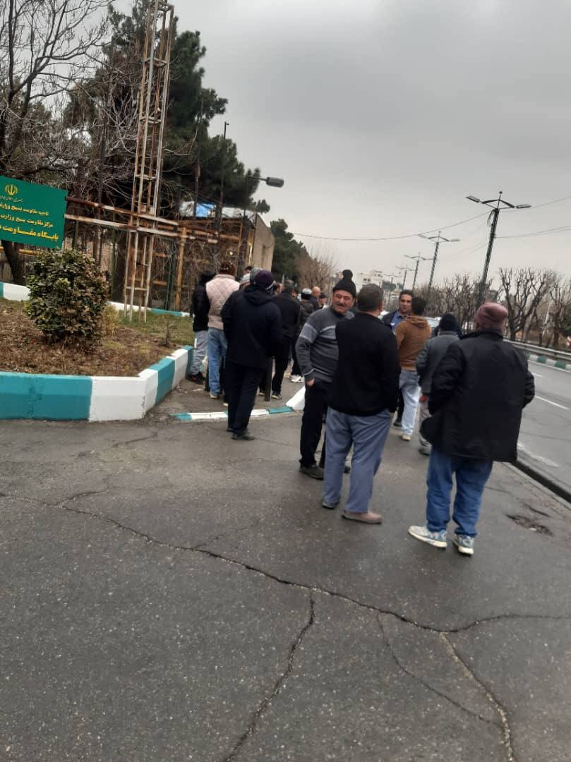 عکس | تجمع عدهای کارگر مقابل وزارت ورزش