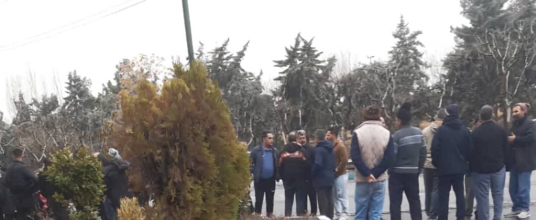 عکس | تجمع عدهای کارگر مقابل وزارت ورزش