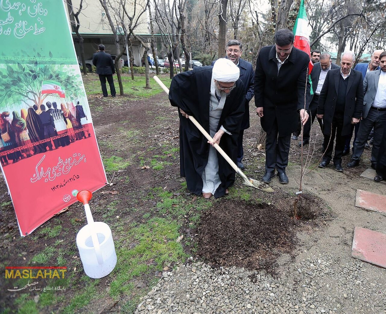 تصاویری از درختکاری آملی لاریجانی در این محل