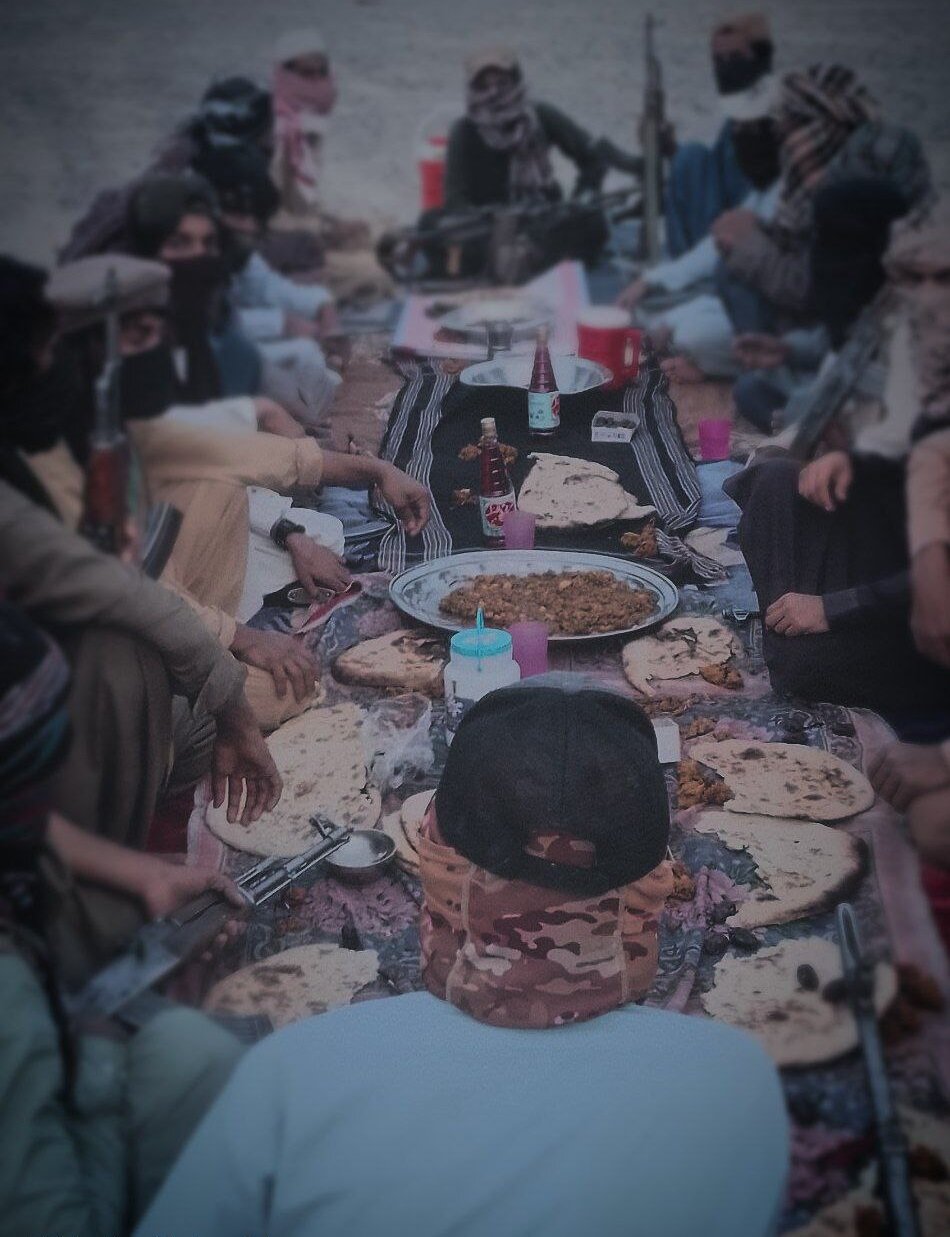 تروریستهای جیشالظلم در حال افطار با اسلحه!/عکس