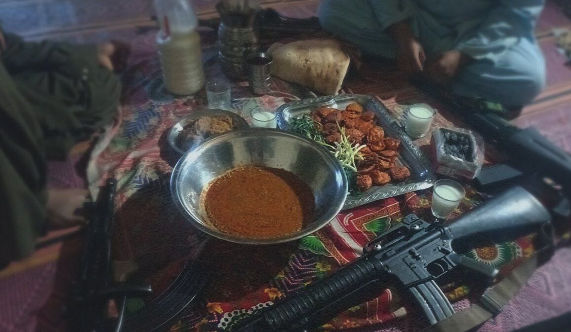 تروریستهای جیشالظلم در حال افطار با اسلحه!/عکس