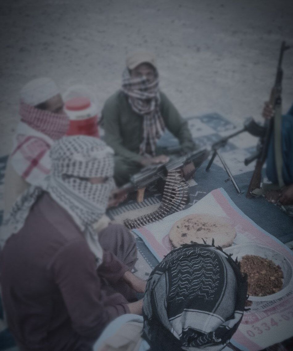 تروریستهای جیشالظلم در حال افطار با اسلحه!/عکس