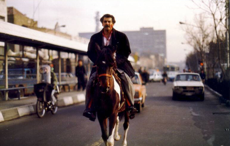 فرامرز قریبیان، زخمی سوار اسب در خیابانهای تهران/ عکس