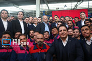 نماز جماعت مسعود پزشکیان درکنار کارگران یک کارگاه +تصاویر