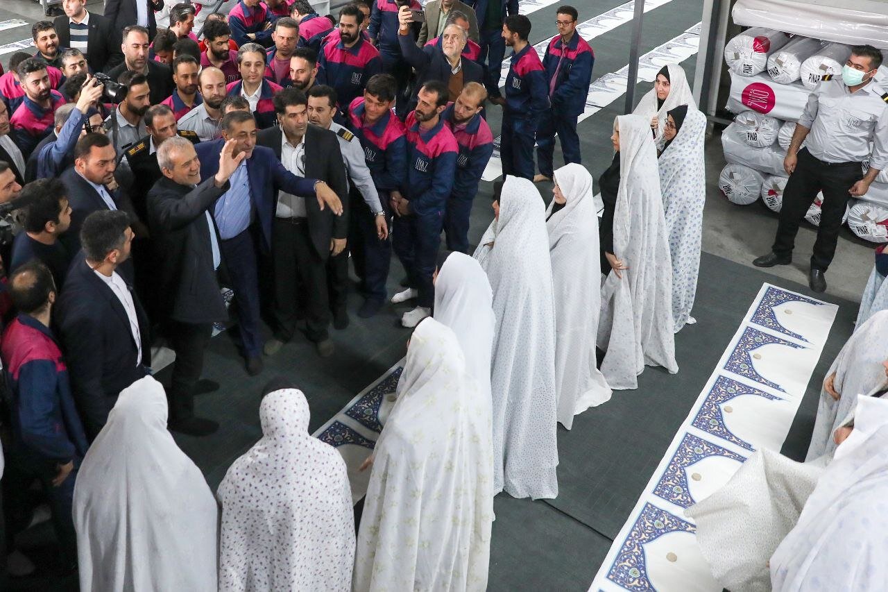 نماز جماعت مسعود پزشکیان درکنار کارگران یک کارگاه +تصاویر