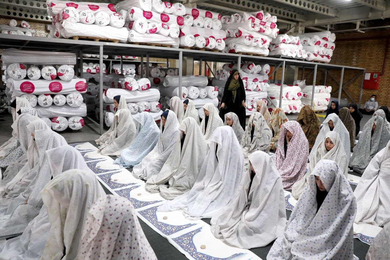 نماز جماعت مسعود پزشکیان درکنار کارگران یک کارگاه +تصاویر