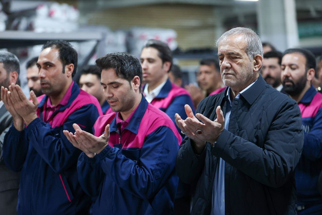 نماز جماعت مسعود پزشکیان درکنار کارگران یک کارگاه +تصاویر