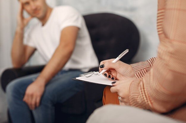 چگونه عزت نفس پایین را تشخیص دهیم و آن را تقویت کنیم؟