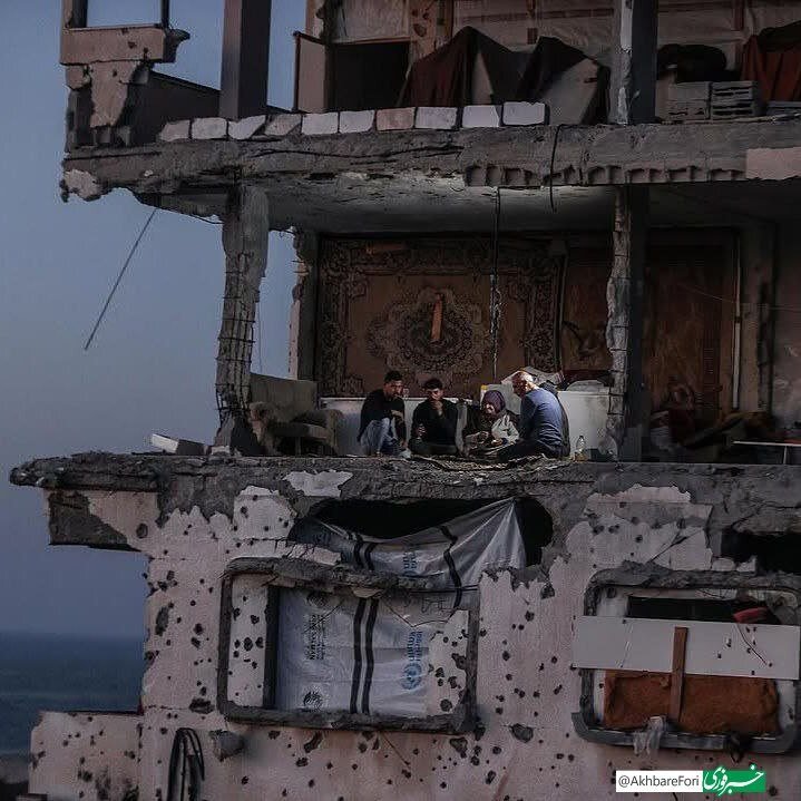 عکس | افطار خانواده فلسطینی در ویرانههای منزل در محله شیخ عجلین در غزه