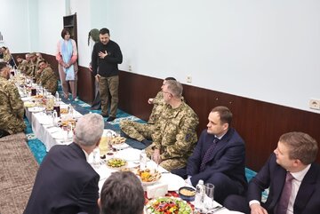 عکس | افطار زلنسکی با سربازان مسلمان اوکراینی عکس | افطار زلنسکی با سربازان مسلمان اوکراینی