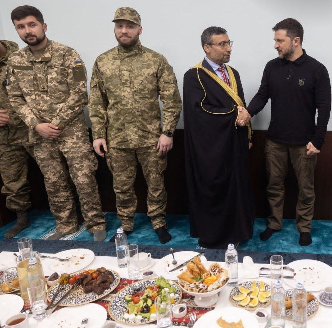 عکس | افطار زلنسکی با سربازان مسلمان اوکراینی