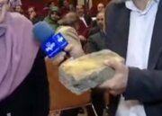 ببینید |  حضور خبرنگار با آجر در حاشیه مراسم دیدار پزشکیان با خیران!
