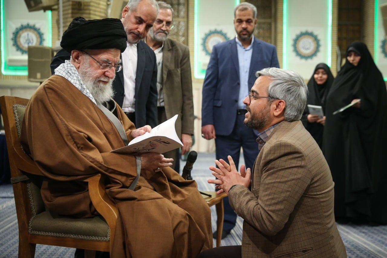 تصاویری از دیدار شاعران و ادبیان با رهبر انقلاب