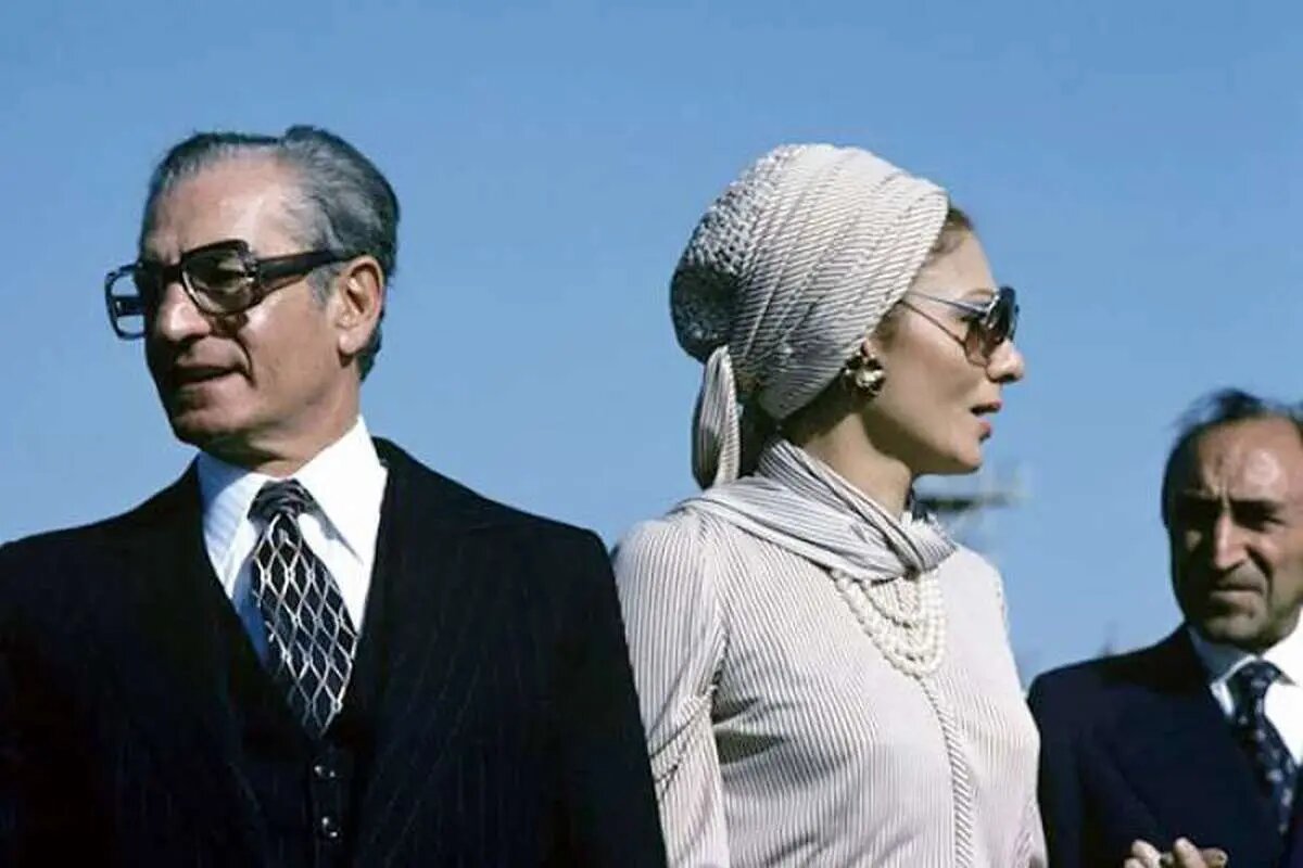 عکس | تصویری نادر از محمدرضا پهلوی با سبیل؛ در جریان یک بازدید در اوایل دهه ۲۰