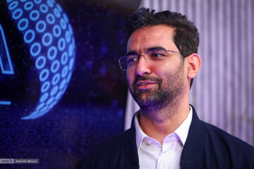 طعنه سنگین آذری جهرمی به رسایی؛ پهن کردن بساط تحصن مقابل مجلس یا بدلیل بیعقلی است یا نفوذ!