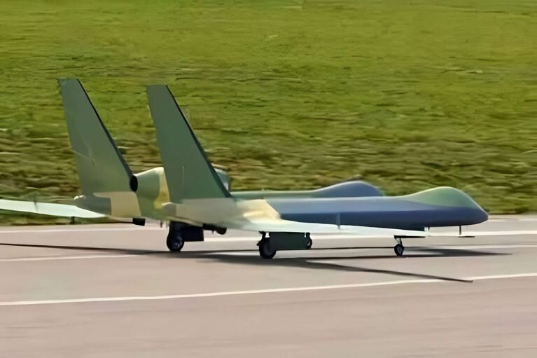 پهپاد نظامی غولپیکر با طراحی عجیب/ «دیواین ایگل» آسمان را تسخیر میکند