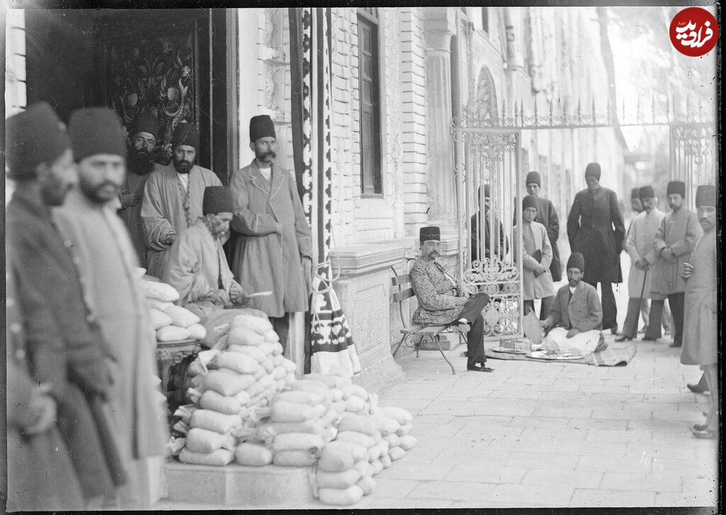 تصویری دیده نشده از ناصرالدین شاه در روز «پولشماری»