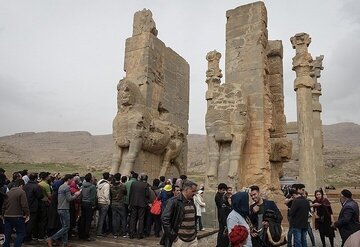 تا 20 قدمی آرامگاه کوروش، دوغ و گوشت می‌فروشند / ورود گردشگران به محوطه باستانی تخت جمشید با شکستن فنس‌ها