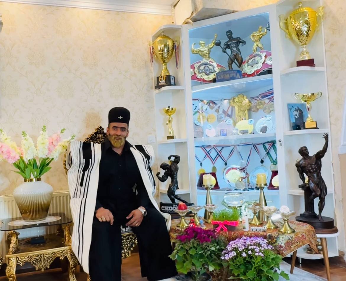 عکس | استایل متفاوت هادی چوپان سر سفره هفتسین