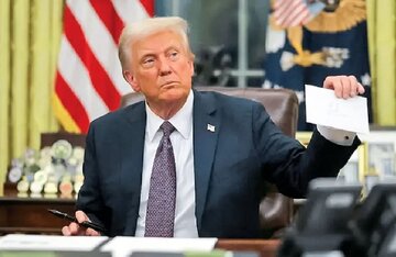 دونالد ترامپ در حال سخنرانی دونالد ترامپ در یک سخنرانی