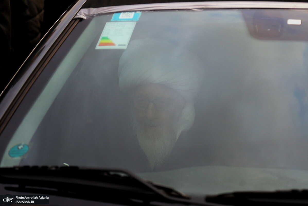 تصاویری از حضور آیت الله وحید خراسانی در یکه دسته عزاداری با خودرو محافظت شده