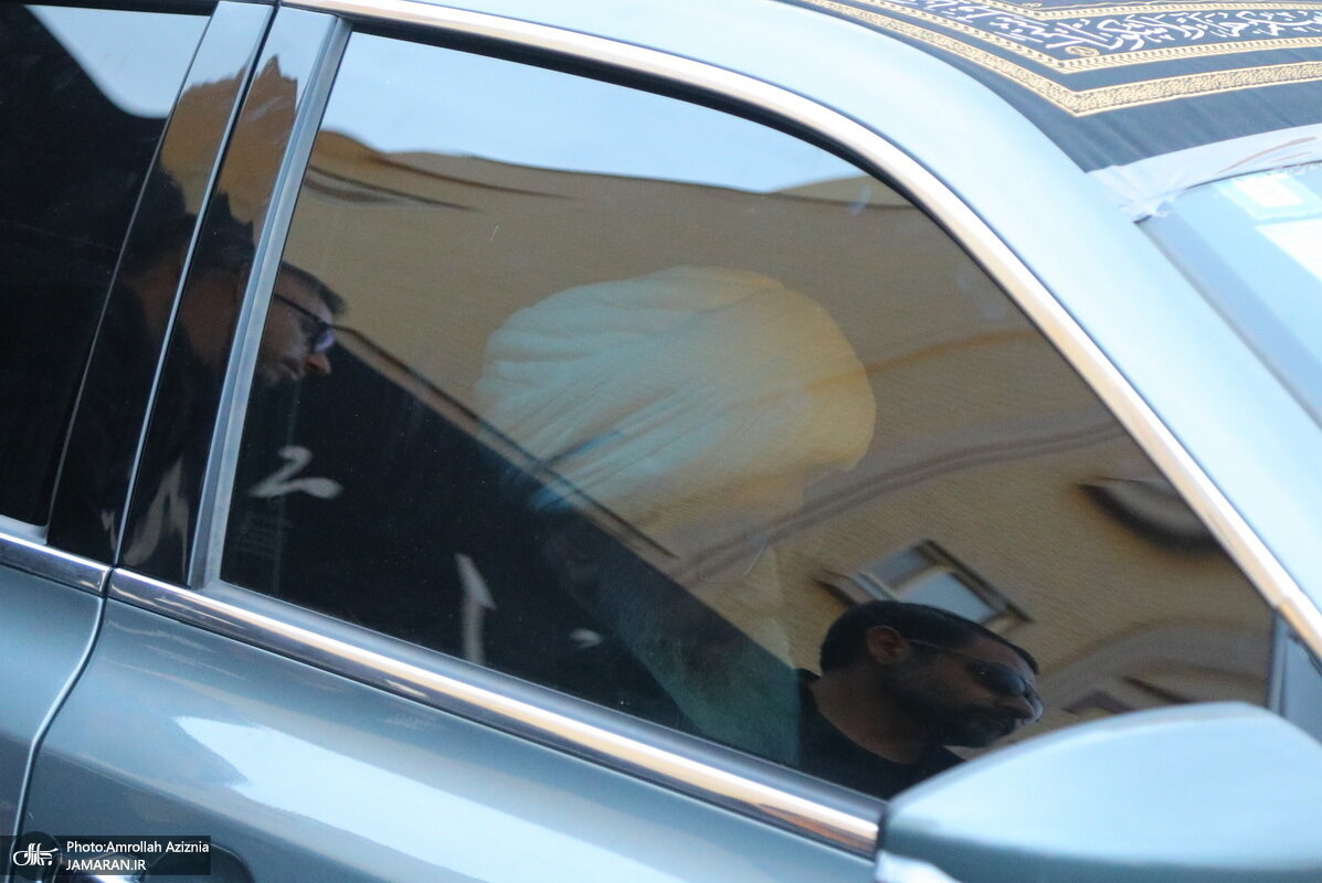 تصاویری از حضور آیت الله وحید خراسانی در یکه دسته عزاداری با خودرو محافظت شده