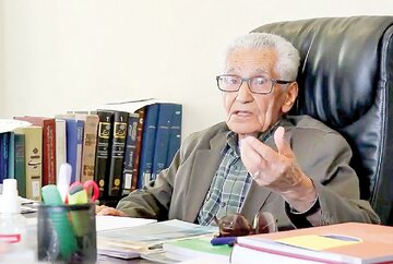 مخالفت با آمریکا را حزب توده آغاز کرد/ بسیاری از توده‌ای‌ها کسروی‌خوان بودند