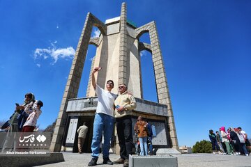 بازدید گردشگران از آثار تاریخی همدان