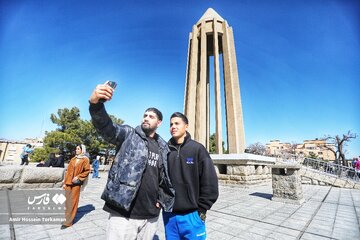 بازدید گردشگران از آثار تاریخی همدان