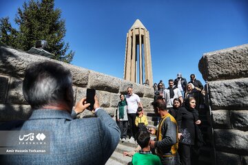 بازدید گردشگران از آثار تاریخی همدان