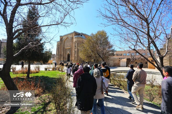 بازدید گردشگران از آثار تاریخی همدان
