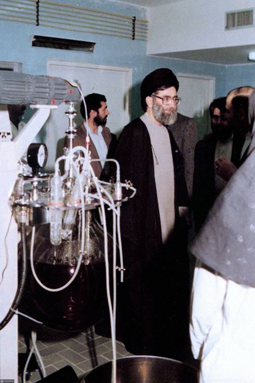 تصاویری کمتر دیده شده از آیتالله خامنهای زمانی که هنوز به رهبری انتخاب نشده بودند