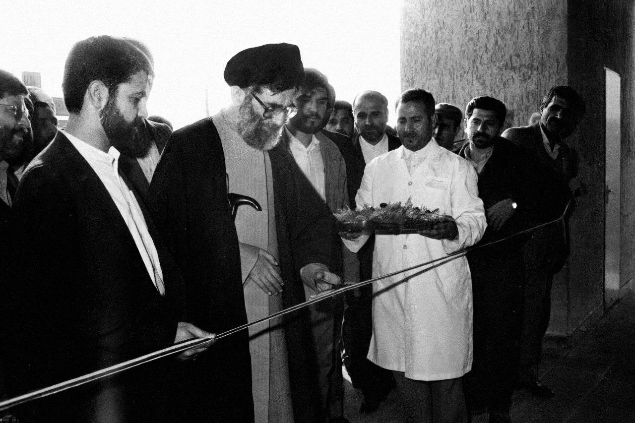 تصاویری کمتر دیده شده از آیتالله خامنهای زمانی که هنوز به رهبری انتخاب نشده بودند