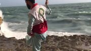 ببینید | بی احتیاطی مسافران حادثه آفرید؛ نجات ۱۰۰ گردشگر گرفتار در ساحل کنارک توسط نجاتگران سیستان و بلوچستان