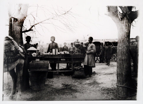 عکس/ سفر به عصر قاجار؛ تهران، از قهوهخانه سیار تا بازار