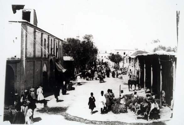 عکس/ سفر به عصر قاجار؛ تهران، از قهوهخانه سیار تا بازار