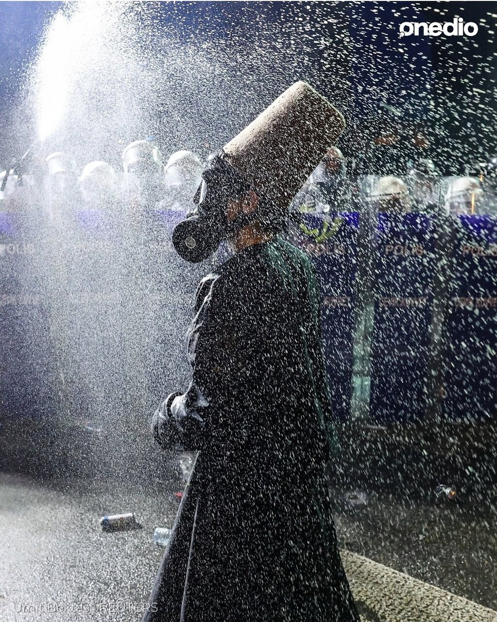 تصاویر | عکسهای تاریخی از مشهورترین معترض ترکیه که جهانی شد