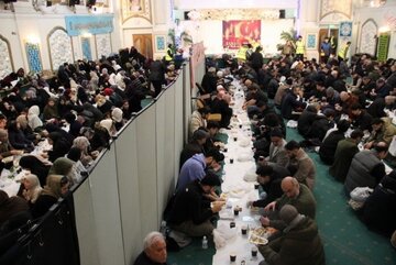 روایت برپایی سفره افطار و پخت حلیم نذری در حیاط مرکز اسلامی انگلیس