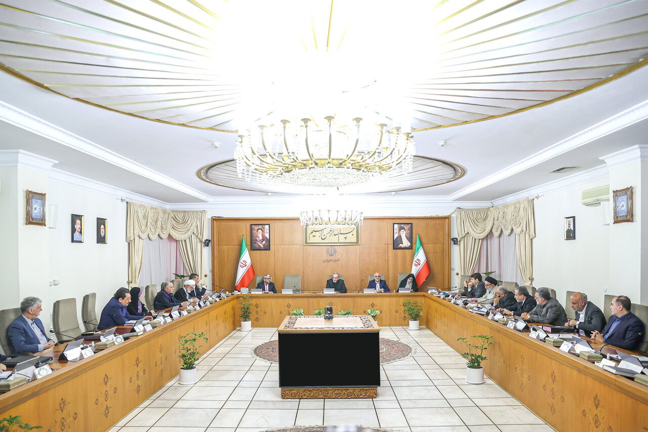 اولین جلسه دولت پزشکیان در سال ۱۴۰۴/ عارف نیامد؛ دبیری کجاست؟+ تصاویر