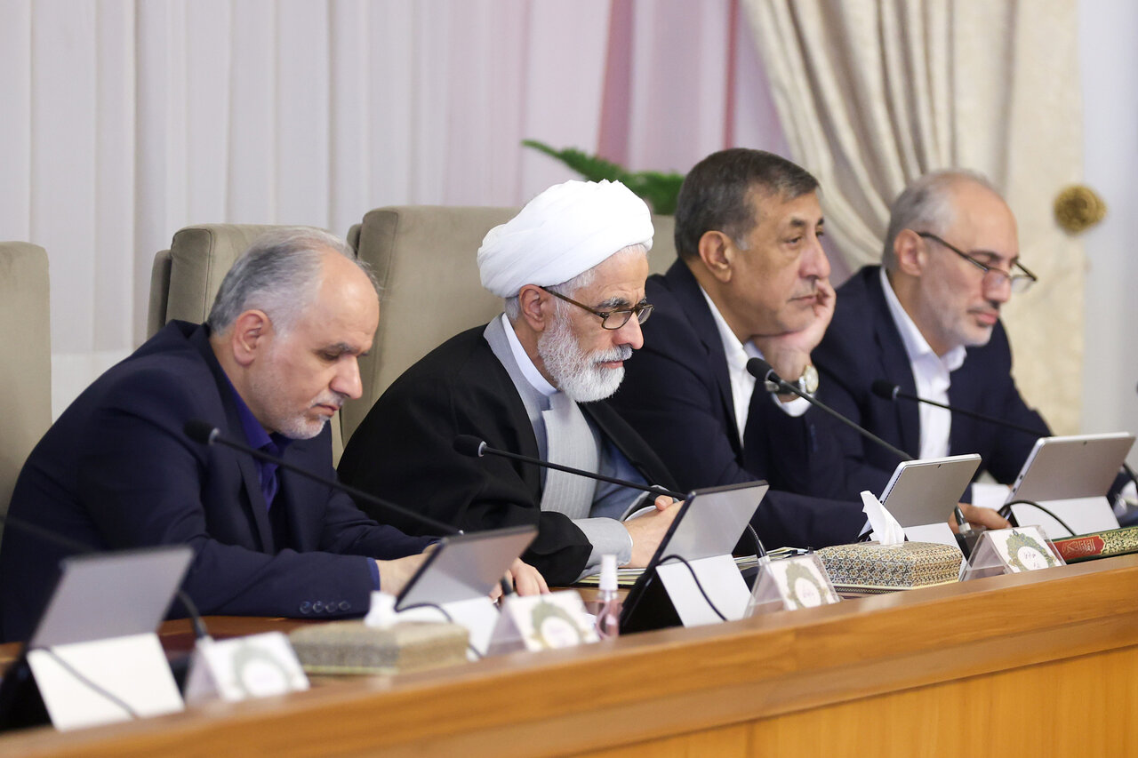 اولین جلسه دولت پزشکیان در سال ۱۴۰۴/ عارف نیامد؛ دبیری کجاست؟+ تصاویر