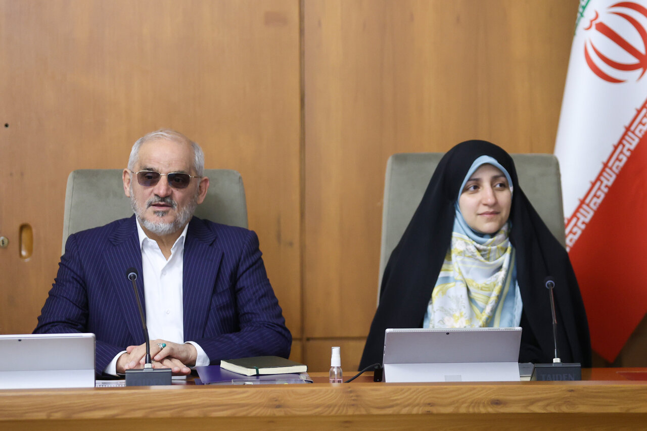 اولین جلسه دولت پزشکیان در سال ۱۴۰۴/ عارف نیامد؛ دبیری کجاست؟+ تصاویر