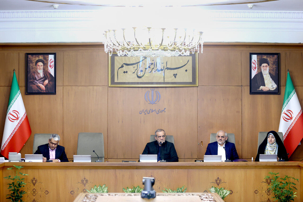 اولین جلسه دولت پزشکیان در سال ۱۴۰۴/ عارف نیامد؛ دبیری کجاست؟+ تصاویر